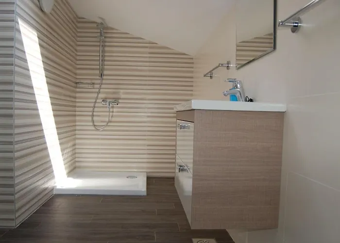 In Verunic Near The Sea 벨리 라트